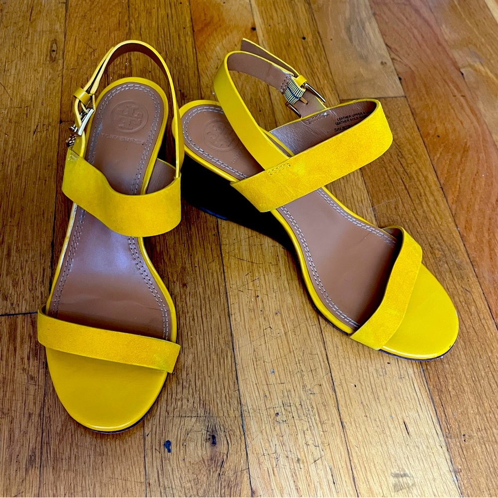 TORY BURCH Mini Benton Wood wedge heel in goldfinch yellow suede/leather size 6M